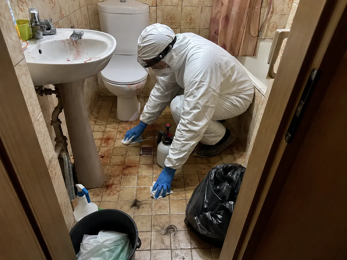 Dezynfekcja po zgonie Lublin – pracownik Bestclean24 czyści łazienkę ze skażeniem biologicznym w mieszkaniu w Lublinie