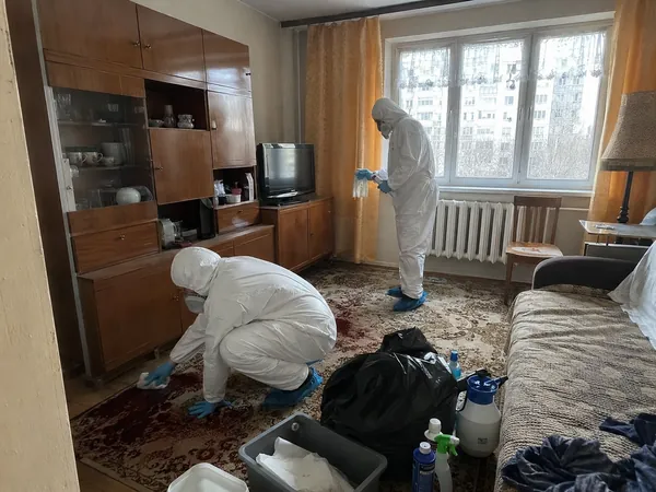 Sprzątanie po zgonie Lublin – ekipa Bestclean24 w kombinezonach podczas dezynfekcji pokoju w mieszkaniu w Lublinie